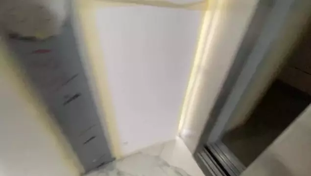 Chica que hacía tiempo no era follada se dio a un desconocido en un ascensor público