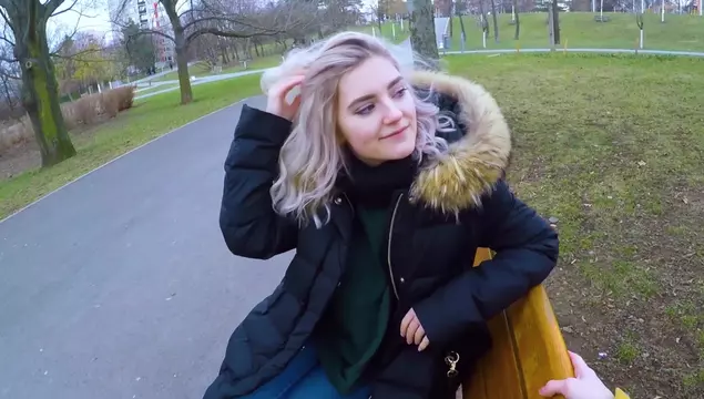 Pickup porno por dinero en un parque público con una chica caliente