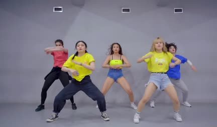 Jóvenes asiáticas sacuden sus tetas bailando juntas