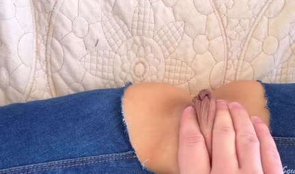 Porno casero con una chica culona en jeans rotos