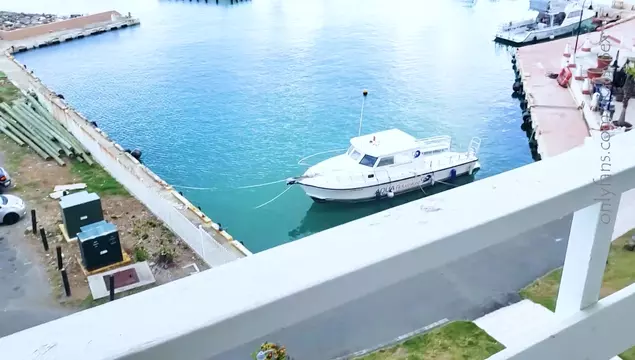 Empleada puertorriqueña le chupó la polla al dueño en el balcón por buenas propinas