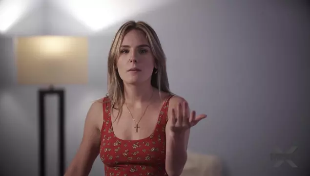 Rubia simpática le pide a su novio que le folle su coñito apretado