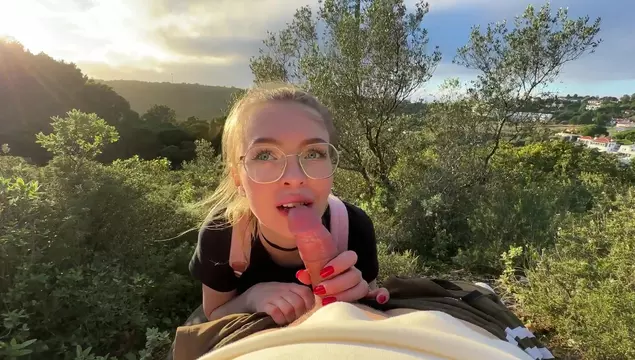 ¡Mierda, me pillaron chupando la polla a un chico en la naturaleza!
