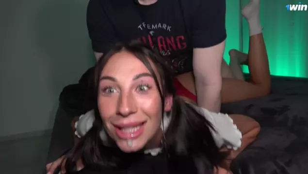 La joven tiktoker se la chupa hasta las bolas y se folla para volverse popular