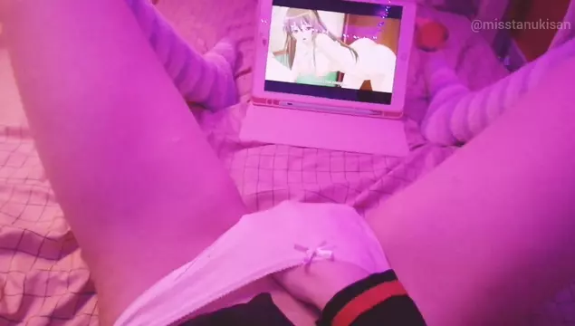 Joven chica ve porno de anime y se acaricia su coño mojado